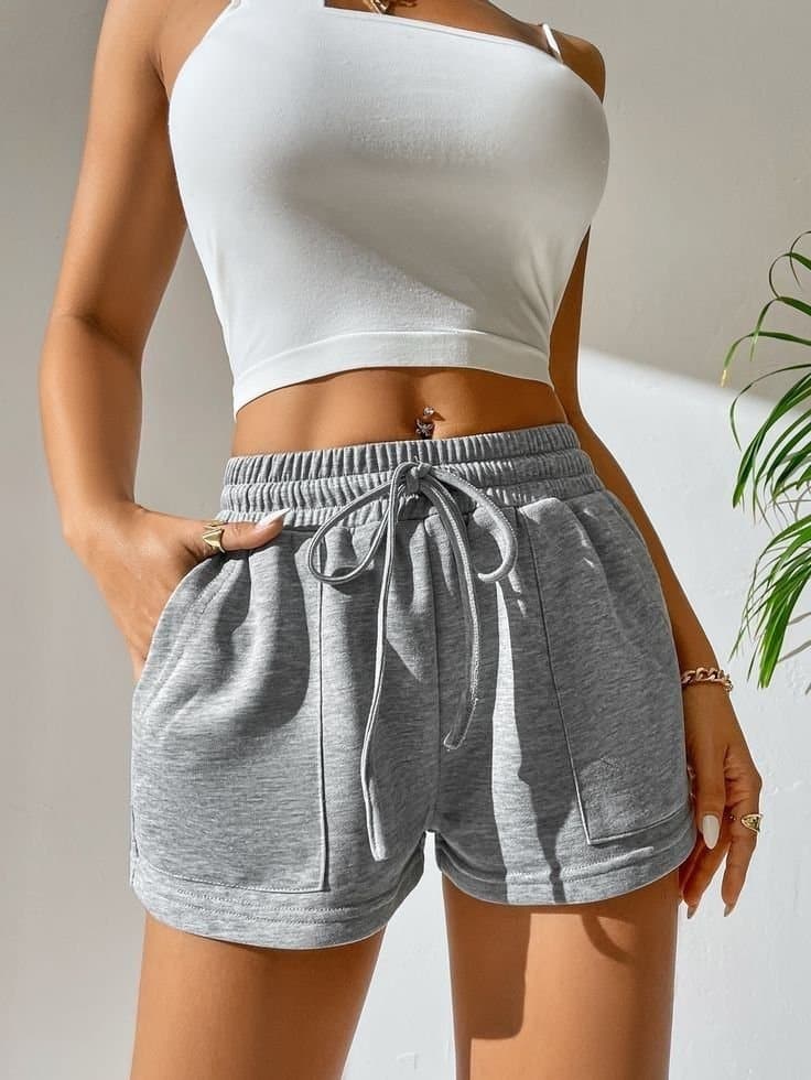 Roupa leve Grey shorts — primary look